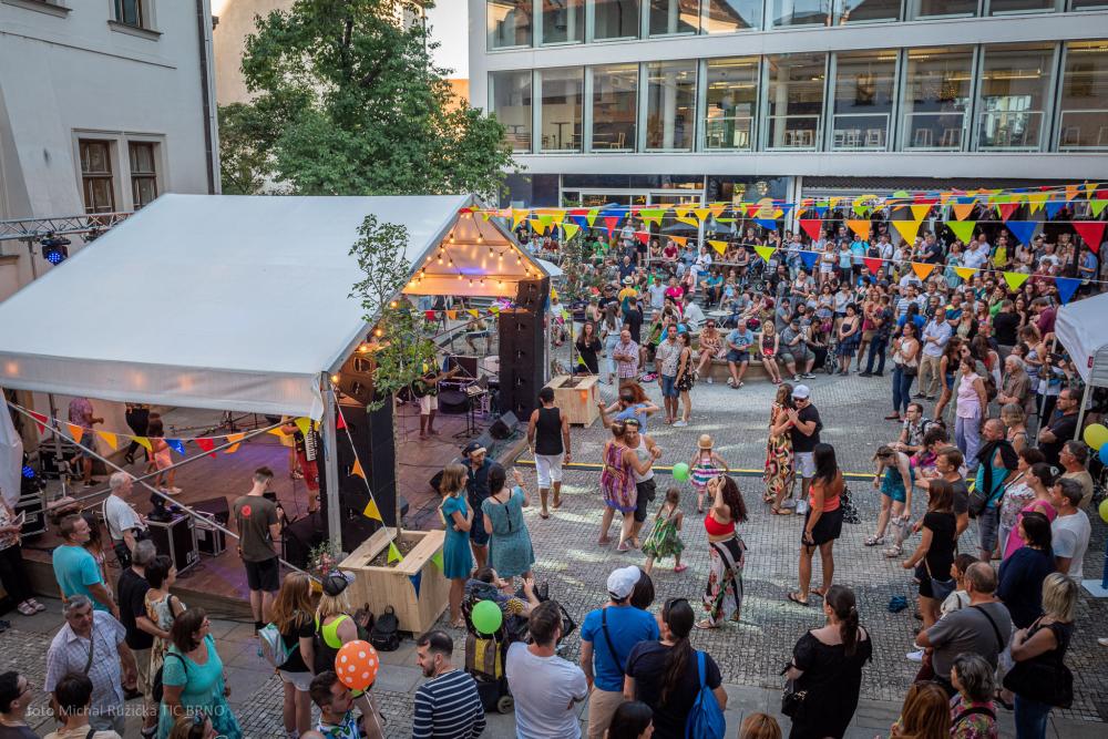 Festival v ulicích Uprostřed se koná celé léto. Foto: Uprostřed