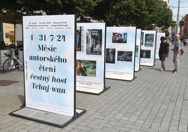 panelová výstava k Měsíci autorského čtení na náměstí Svobody