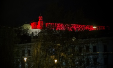 Červeně nasvícený hrad Špilberk. Foto: MMB