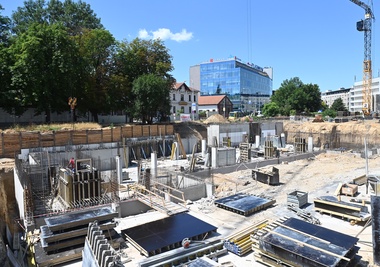 Parkovací dům na Šumavské zatím roste do hloubky, za rok bude mít čtyři patra. Foto: Zdeněk Kolařík