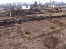Čtyři sloupové jámy patřily ke vstupní bráně do areálu opevněného dvorce ze starší doby železné. Foto: Ústav archeologické památkové péče Brno