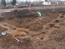 Kůlové jámy tvořící palisádu představují opevnění dvorce ze starší doby železné. Foto: Ústav archeologické památkové péče Brno