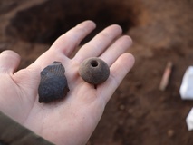 Fragment keramické nádoby vlevo a přeslen vpravo pochází ze starší doby železné. Foto: Ústav archeologické památkové péče Brno