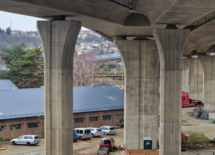 Při propojování Tomkova náměstí s ulicí Rokytovou čekal nejdříve na projektanty a záhy na stavbaře náročný úkol ve formě zbudování estakády přes řeku Svitavu a seřaďovací nádraží v Maloměřicích. Během 3,5 roku bylo možné sledovat, jak pilíře mostu doslova rostou před očima. Nakonec jich je 39 a z 30 metrů pod zemí nesou ve 20metrové výšce čtyřproudou městskou magistrálu. Foto: Zdeňka Obalilová