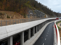 Odstřely skalního masivu, horolezci na skále, potápěči ve Svratce – to vše bylo součástí stavby Velkého městského okruhu Žabovřeská. Silnice je zde umístěna mezi skalní stěnou Wilsonova lesa a řekou. V jednom směru je klasickou komunikací, ve druhém ale řidiči projíždějí silniční galerií. Její střecha je pochozí pro pěší, kteří se tudy mohou projít třeba ke kapli sv. Antonína Paduánského. Foto: Zdeněk Kolařík