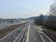 Stavba velkého městského okruhu v oblasti Bauerovy nebyla možná tak náročná z pohledu krajinných podmínek, což ji však nečiní méně důležitou. ARENA BRNO se staví v její přímé blízkosti a bylo potřeba se připravit na novou dopravní situaci. Stavba trvala jeden rok a její součástí jsou i dvě lávky pro chodce a cyklisty. První se nachází u koupaliště Riviéra a druhá u velodromu. Foto: Zdeněk Kolařík