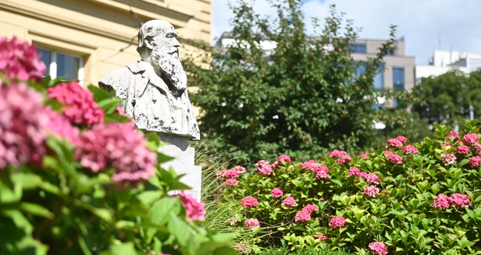Busta Václava Roberta hraběte z Kounic u rektorátu Masarykovy univerzity. Foto: Zdeněk Kolařík