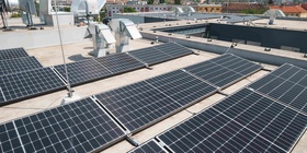 Solární panely na střechách městských bytových domů na Vojtově 7 a 9. Foto: SAKO Brno