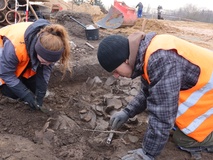 Archeologické nálezy se daly očekávat díky výhodné poloze i dřívějším úspěšným vykopávkám v okolí. Předem ale nebylo možné predikovat jejich množství. Na území byly převážně zahrady a sady, což nedovoluje využít obvyklých metod archeologické prospekce (především povrchové sběry a geofyzikální průzkum). Foto: Ústav archeologické památkové péče Brno