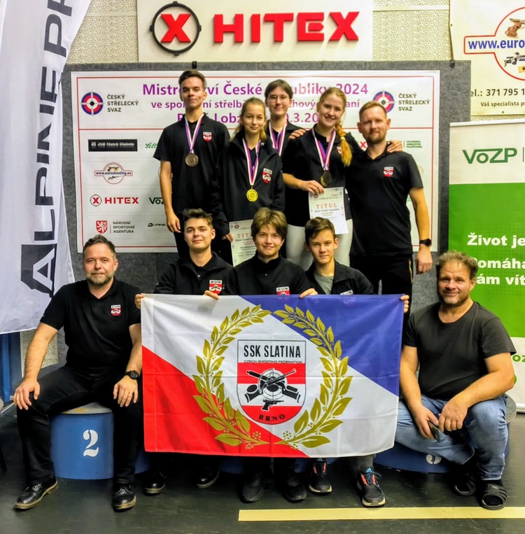 Mladí sportovci s trenérským a realizačním týmem SSK Slatina Brno na úspěšném mistrovství ČR v březnu 2024 v Plzni (Martin Zaplatílek vlevo dole). Foto: archiv Martina Zaplatílka