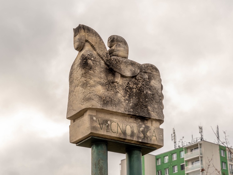 Socha od Aloise Mikulky reprezentující ulici Vlčnovská na Vinohradech. Foto: Michal Gregor – Vlastní dílo, CC BY-SA 4.0, https://commons.wikimedia.org/w/index.php?curid=98058640