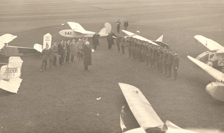Slavnostní zahájení I. národní soutěže plachtových letadel v Brně 18. října 1924. Foto: archiv AK Medlánky