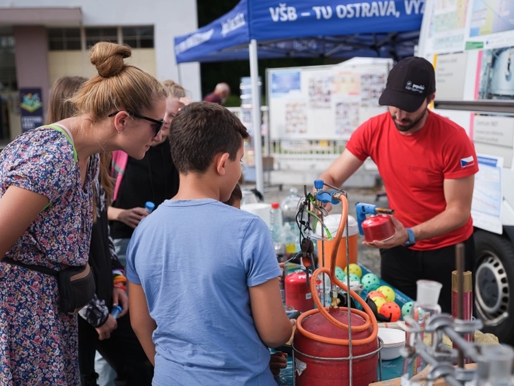 Pokus v rámci Festivalu vědy a techniky na brněnském výstavišti. Foto: Festival vědy a techniky