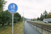 Během června a letních prázdnin stavbaři z Brněnských komunikací opravili cestu při ulici Kníničská. Díky tomu se realizoval jeden z vítězných projektů Dáme na vás z roku 2023, o dofinancování oprav stezky se postaral Odbor dopravy MMB. Slavnostní otevření proběhlo v úterý 24. září v odpoledních hodinách.