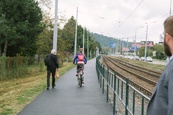 Během června a letních prázdnin stavbaři z Brněnských komunikací opravili cestu při ulici Kníničská. Díky tomu se realizoval jeden z vítězných projektů Dáme na vás z roku 2023, o dofinancování oprav stezky se postaral Odbor dopravy MMB. Slavnostní otevření proběhlo v úterý 24. září v odpoledních hodinách.