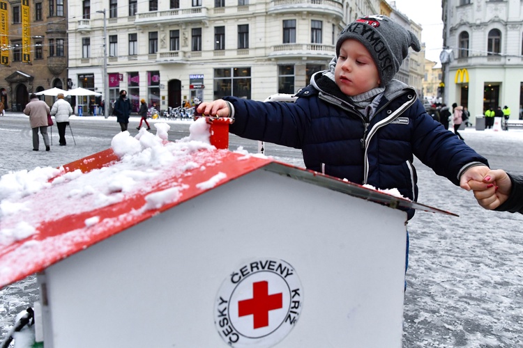 Kasička Českého červeného kříže na náměstí Svobody. Foto: Marie Schmerková