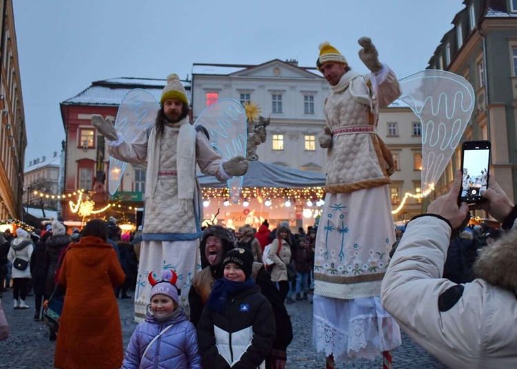 Andělé na chůdách budou k vidění na Zelném trhu. Foto: Brno-střed