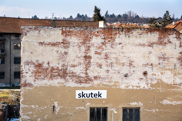 Nový nápis od Tima připomíná 3. výročí napadení Ukrajiny. Foto: Nadace Partnerství / Klára Hlavatá