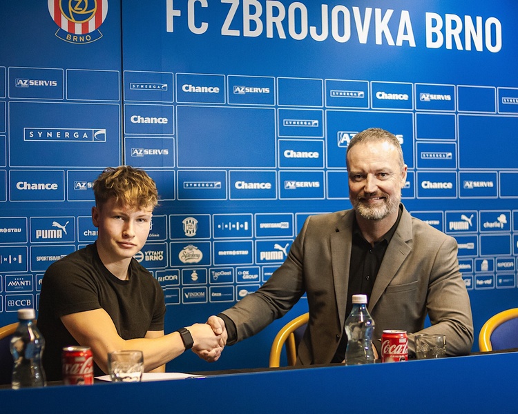 Martin Jiránek (vpravo) se záložníkem Davidem Poláškem. Foto: FC Zbrojovka Brno