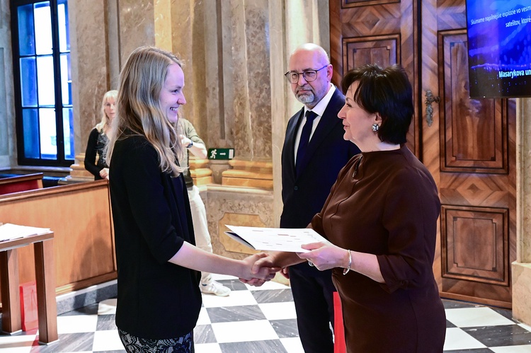 Doktorandi a doktorandky převzali šeky od města. Stipendium jim pomůže soustředit se na výzkum