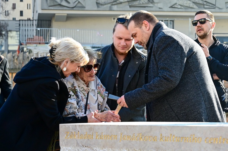 Prof. Alena Štěpánková Veselá při poklepu základního kamene ke stavbě Janáčkova kulturního centra v únoru 2025.