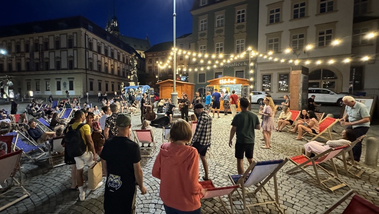 Pohodu na Zelném trhu dvakrát týdně dotváří živá hudba. Foto: Léto na Zelňáku