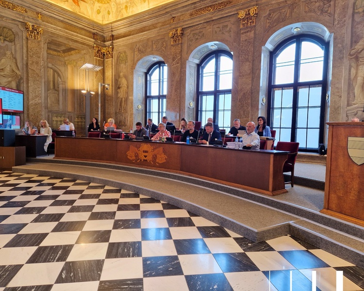 Zastupitelé projednali po prázdninách více než 170 bodů. Tématem bylo například majetkoprávní vypořádání pro protipovodňová opatření i výstavba nového fotbalového stadionu