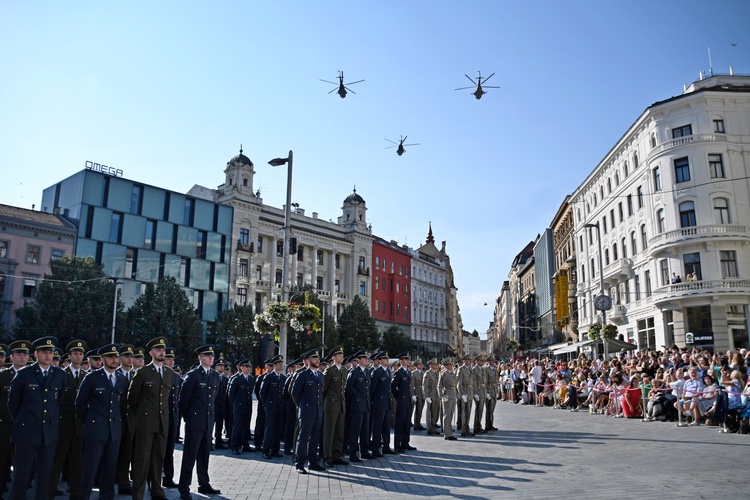 Slavnostní akt na náměstí Svobody. Foto: Univerzita obrany