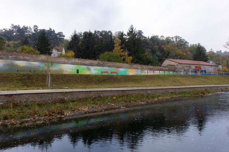 Jedna protipovodňová stěna od tohoto týdne hýří barvami. Foto: Tatiana Drgonec Dižová, Dům umění