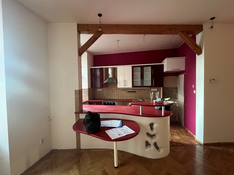 Byt má 3 ložnice a jeden větší pokoj s kuchyňským koutem. Foto: MMB