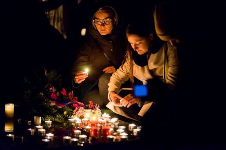 Třicet dva let svobody oslaví lidé převážně online
