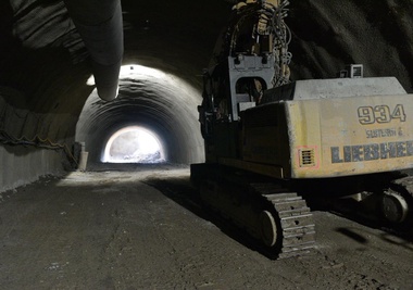 Třináct tun trhaviny: Tunel na Žabovřeské včera dělníci prorazili