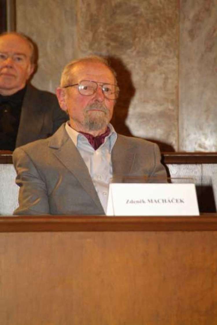 Zemřel sochař Zdeněk Macháček
