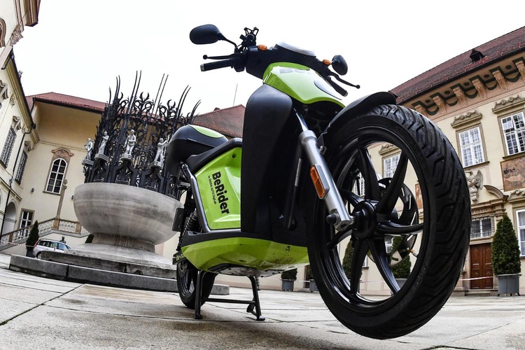 Spolupráce města a Škoda Auto DigiLab přinese do Brna sdílené elektrické skútry