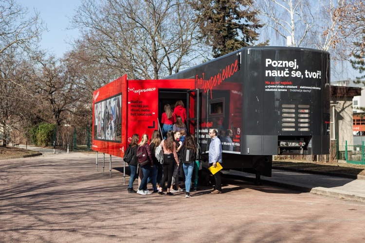 Pojízdný FabLab jede poprvé za hranice