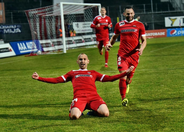 O hodinu kratší víkend nabídne filmy, tmu i fotbal
