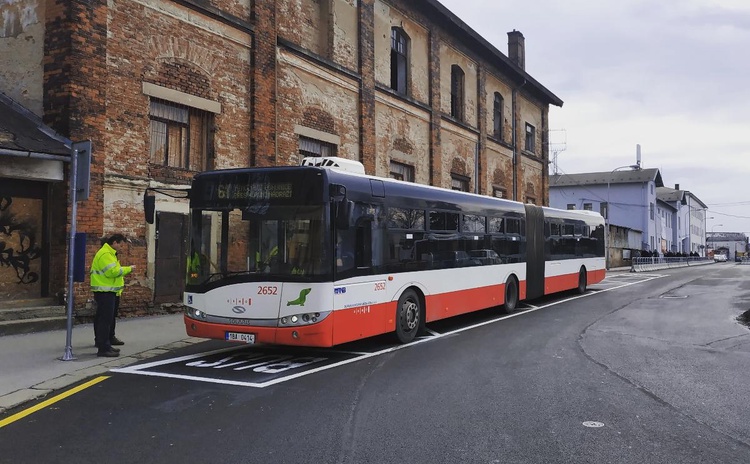 Zastávka na dolním nádraží se přiblížila cestujícím. Chystají se i další změny