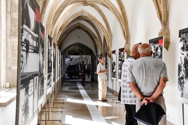 Výstava v Křížové chodbě připomíná, že před padesáti lety nám tanky přivezly „bratrskou pomoc“