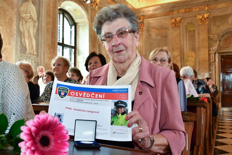 Senioři završili studium akademie. Obdrželi osvědčení