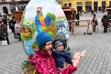 Dvoumetrová kraslice z Chorvatska odedneška zdobí náměstí Svobody
