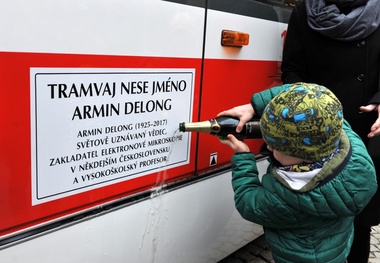 Brnem jezdí tramvaj pojmenovaná po Arminu Delongovi