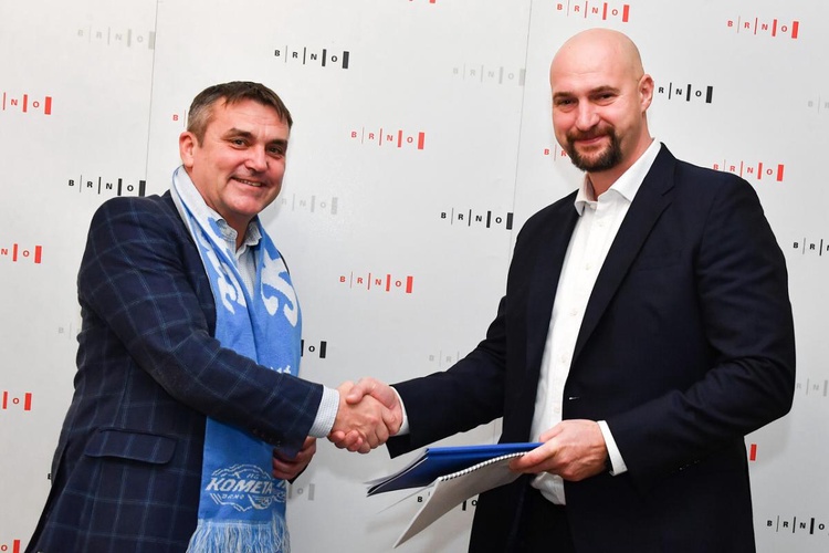 Majitel Komety Libor Zábranský předal primátorovi Petru Vokřálovi výsledky studií k tématu multifunkční arény
