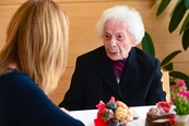 Blahopřání primátorky M. Vaňkové klientce Domova pro seniory  ke 101 letům