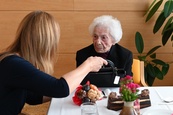 Blahopřání primátorky M. Vaňkové klientce Domova pro seniory  ke 101 letům