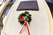 Položení kytic u pamětních desek k uctění památky obětí z 21. srpna 1968 a 1969