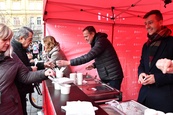 Akce Rozlévání vánoční polévky ve stanu města Brna na náměstí Svobody