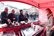 Akce Rozlévání vánoční polévky ve stanu města Brna na náměstí Svobody