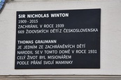 Slavnostní odhalení pamětní desky na  počest Sira Nicholase Wintona