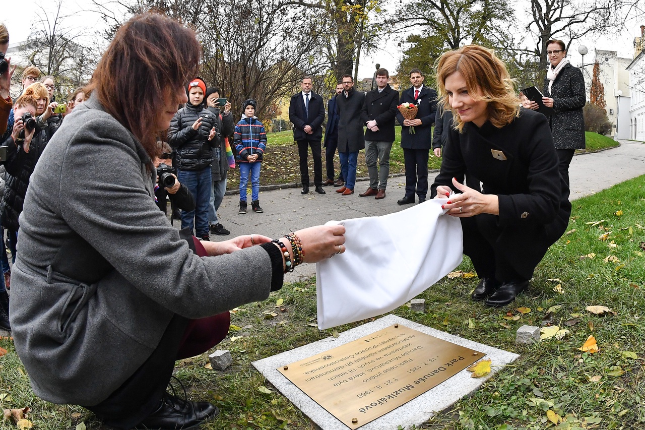 Slavnostní pojmenování parku po Danuši Muzikářové, odhalení desky s dedikací