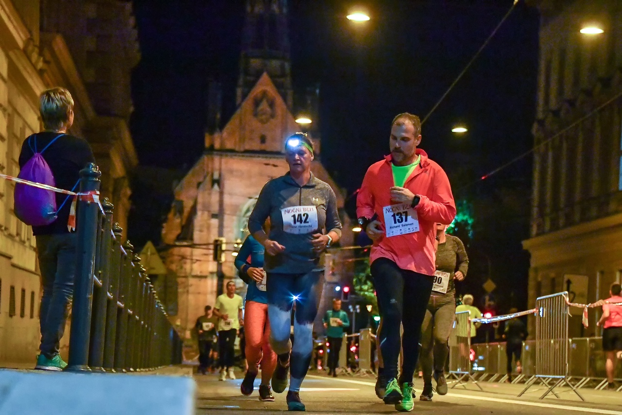 Start charitativního běhu Půlmíle pro ranou péči a závod Noční běh Brnem